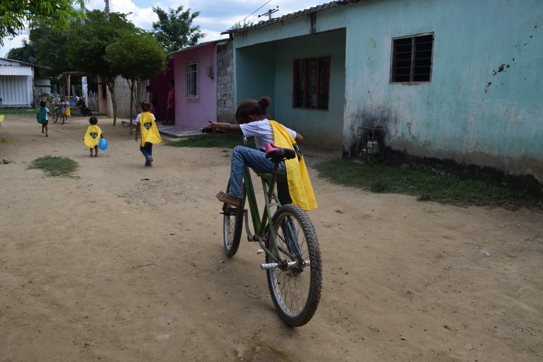 Niños sonriendo en una comunidad costera del Caribe